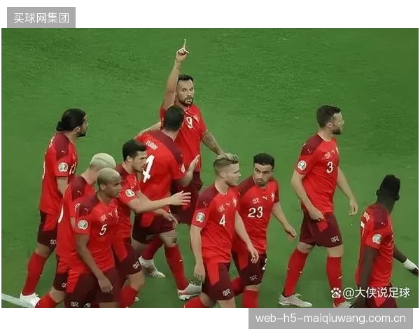 美国队硬朗的球风可作为参照,帮助德国队提前适应厄瓜多尔式的身体对抗。 美国队硬朗的球风可作为参照,帮助德国队提前适应厄瓜多尔式的身体对抗。